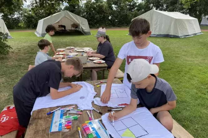 Basteln gehört dazu: Beim Zeltlager in Kleinniedesheim können die Kinder unter anderem T-Shirts bemalen oder Schleudern für eine Basteln gehört dazu: Beim Zeltlager in Kleinniedesheim können die Kinder unter anderem T-Shirts bemalen oder Schleudern für eine