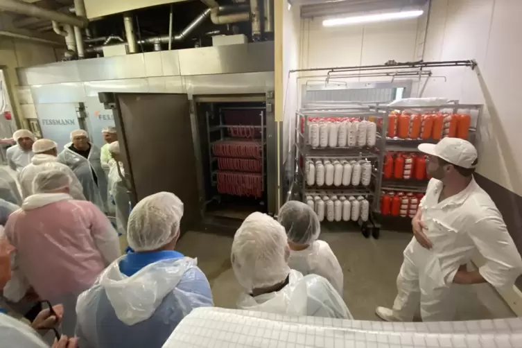 Bei dem Rundgang durch den Betrieb d&uuml;rfen die Besucher einen Blick in eine Koch- und Rauchkammer werfen. 