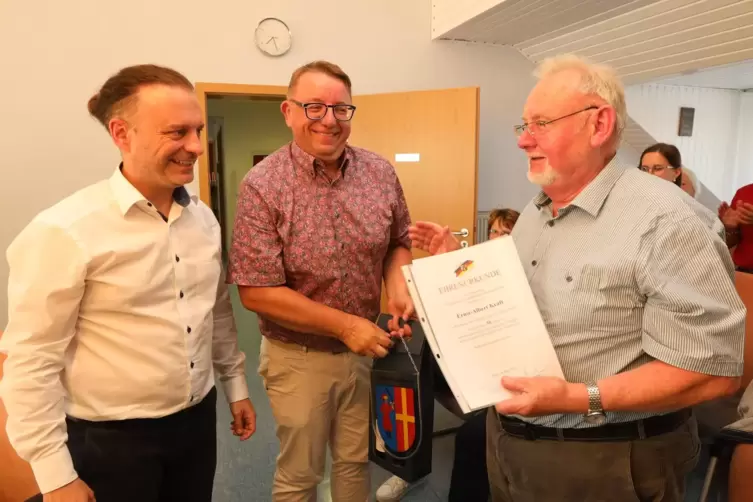 Ortsb&uuml;rgermeister Carsten Brauer (links) und Erster Beigeordneter Frank H&auml;ckel ehren Ernst-Albert Kraft f&uuml;r mehr als 50 Jahre ko
