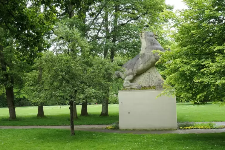  Der Bildhauer Fritz Korter hat die Skulptur des Rosseb&auml;ndigers im Juli 1925 im ehemaligen Ausstellungspark gemei&szlig;elt. 