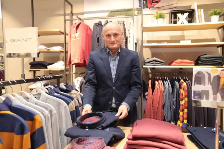 Steffen Jost argumentiert vor Gericht, dass ihm das Fashion Outlet sonntags Kunden in seinen Modegesch&auml;ften in der S&uuml;d- und Vord