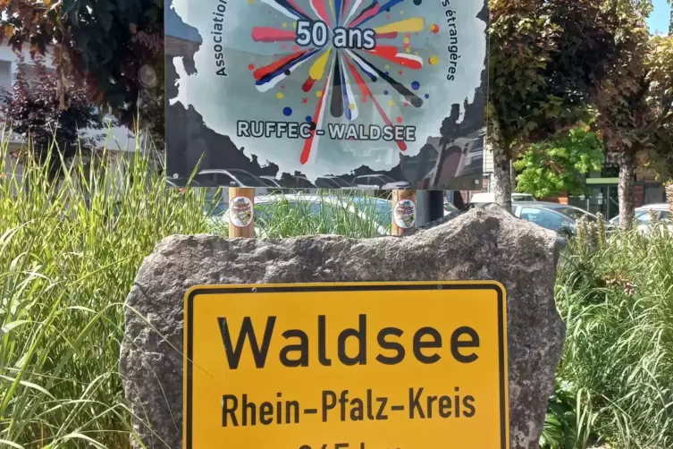Ein Jubil&auml;umsschild wurde aufgeh&auml;ngt.