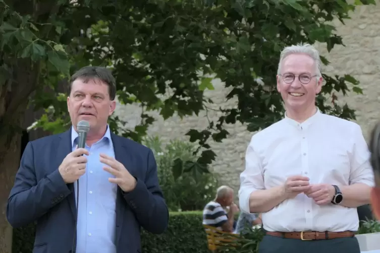 Professor P&eacute;ter Than, Leiter des deutschsprachigen Medizinstudienganges der Universit&auml;t P&eacute;cs, und Landrat Rainer Guth, Vorstands