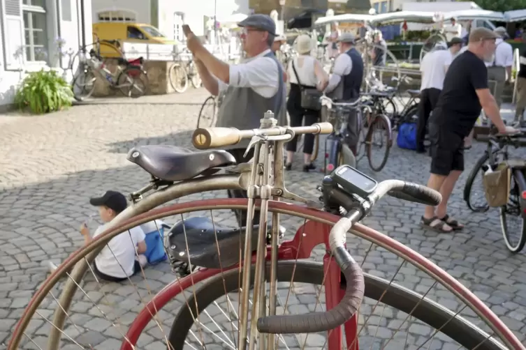 Am Veldenzschloss sammelten sich die Radfahrer.