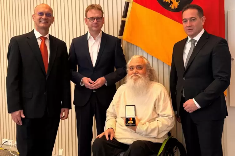 Verleihung der Verdienstmedaille (v.l.): B&uuml;rgermeister Karl Dieter W&uuml;nstel, Thomas Gebhart (MdB), Robert Schneider, Hannes Kopf 