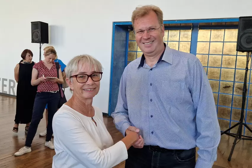 23. Juni: Konkurrentin Eva Kraut (SPD) gratuliert Wahlsieger Thorsten Ralle (CDU).