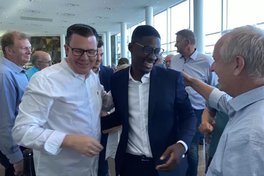 Die CDU feiert Raymond Höptner. Links Parteichef Torbjörn Kartes, rechts Peter Uebel, Fraktionschef im Stadtrat.