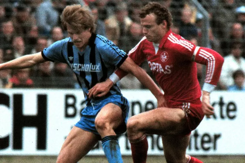 Bundesliga: Waldhof gegen den FCK, Alfred Schön (links) im Duell mit Hans-Peter Briegel.