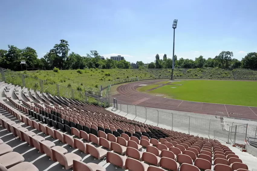 Heute: Platz für 6000 Zuschauer. Teile der Tribünen sind wegen Baufälligkeit gesperrt.