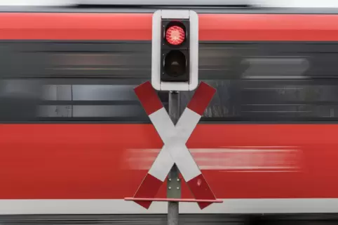 Das Warnsignal am Übergang Eselsdamm blinkte anlasslos. Der Fehler ist aber laut Bahn nun behoben.