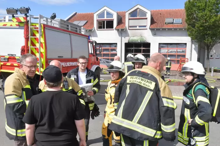 Kurze Lagebesprechung: Insgesamt waren 100 Einsatzkr&auml;fte in Hambach.