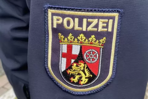 Einer Polizistin riss der Mann das Dienstwappen vom Hemd (Symbolfoto).
