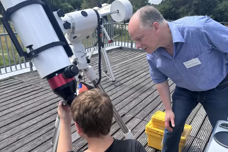 Unter Bertges&rsquo; fachm&auml;nnischer Anleitung konnte die Sonne durchs Teleskop beobachtet werden. 