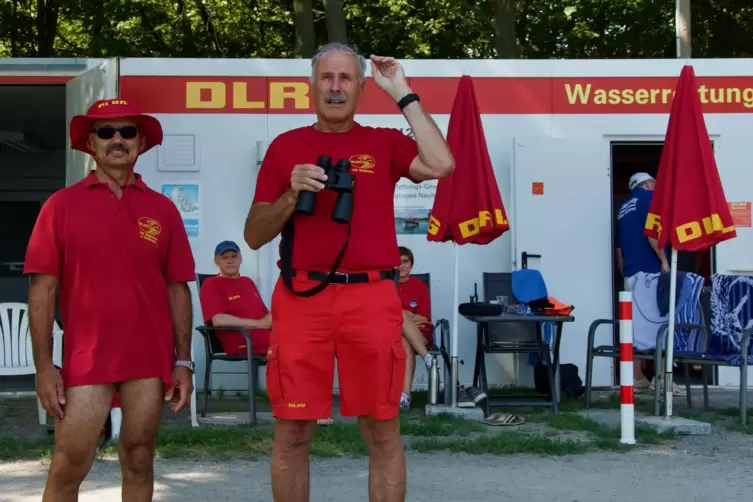 Passen gut auf: J&uuml;rgen Hoffmann (links) und Frank Markgraf von der DLRG Neuhofen beim Einsatz. 