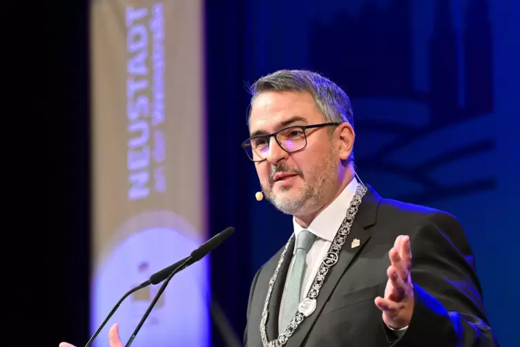 Marc Weigel ist Oberb&uuml;rgermeister von Neustadt. 
