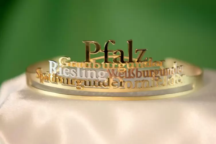 Bei besonderen Anl&auml;ssen sollen die Weinbotschafterinnen auch k&uuml;nftig eine Krone tragen. Der Weinbotschafter soll das allerdings 