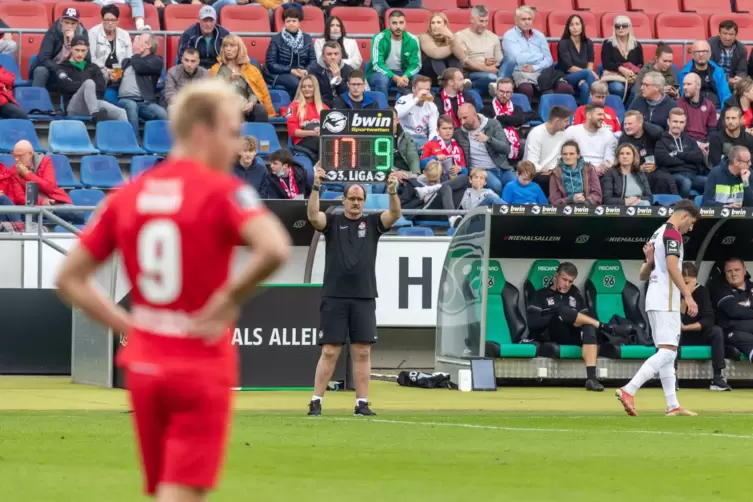 Peter Miethe war auch der Mann an der Auswechseltafel. Wie verkraftet die Mannschaft seinen tragischen Tod?