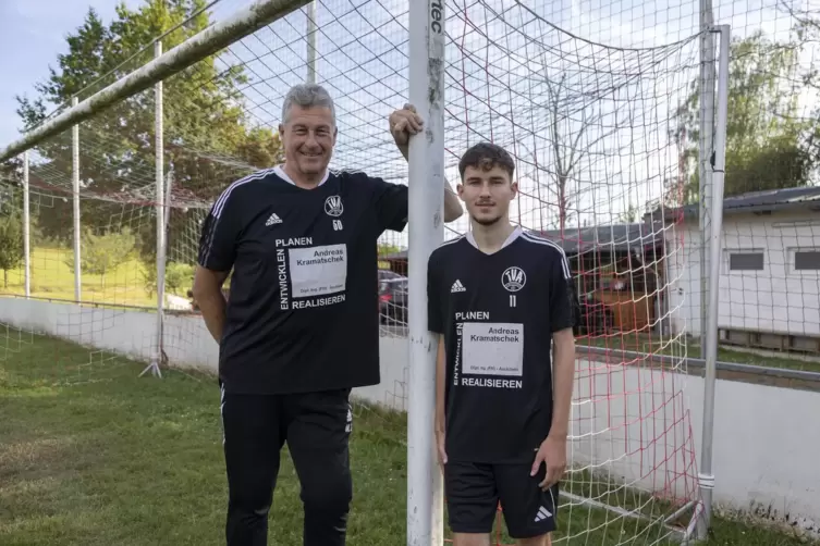 Althornbachs Co-Trainer Michael Greinert (links) mit Leon Stauter, einem von drei Neuen im Kader. Es fehlen Robin Allgäuer und M
