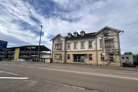 Das Gerüst am Bahnhofsgebäude wird bald abgebaut. Nebenan ist das Parkhaus, in dem kostenlos das Auto abgestellt werden kann. 