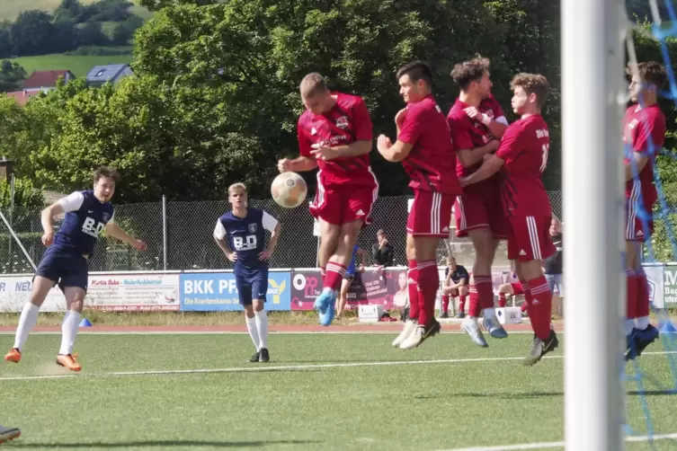  Edwin Groschev vom FV Olympia Ramstein tritt zum Freisto&szlig; an, sein Ball bleibt aber in der Mauer des Gastgebers h&auml;ngen. 