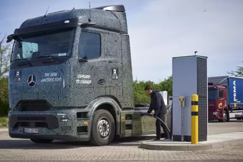 Ein eActros 600 wird in Wörth aufegladen. 