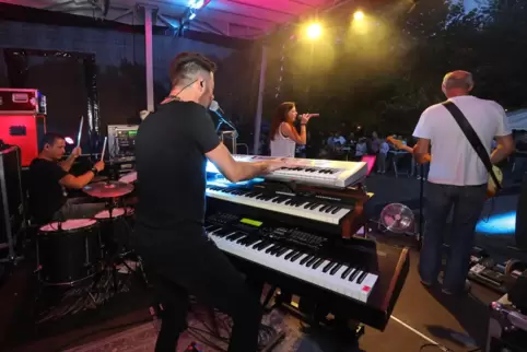 Bands lassen es auf der Bühne krachen. Hier „Liquid“ bei „Rock am Altwasser“ im Jahr 2019. 