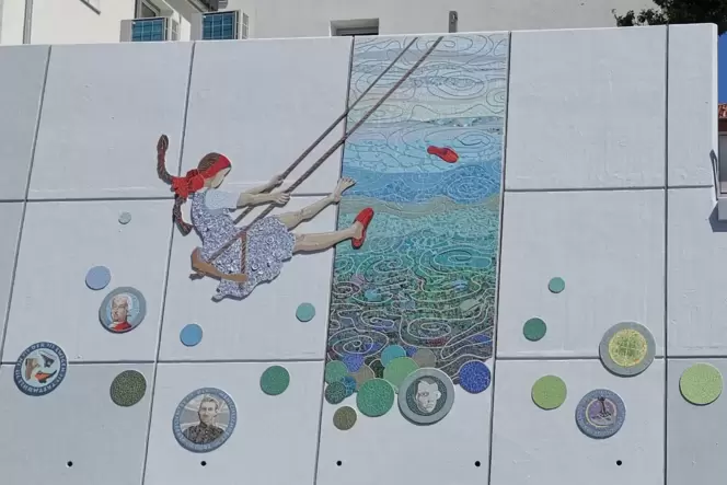 Das Mosaik an der Münztreppe in der Pirmasenser Bahnhofstraße trägt den Titel »Zeitsprung«. Das Mosaik an der Münztreppe in der Pirmasenser Bahnhofstraße trägt den Titel »Zeitsprung«.