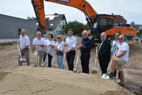 Zur ersten Spatenstich haben sich versammelt (von links): Bürgermeister Michael Müller, Albert Waibel, Sandra Müller, Angelika K