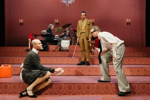 Szene aus Max Frischs „Biedermann und die Branbdstifter“ am Schauspielhaus in Zürich. 
