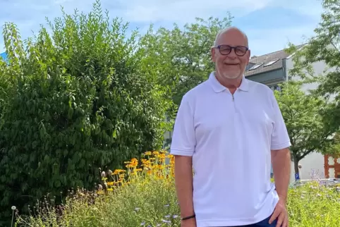 Michael Goldschmidt an einem seiner Lieblingsplätze in Limburgerhof: Der Burgunderplatz ist Gemeindezentrum und am Rand schön be