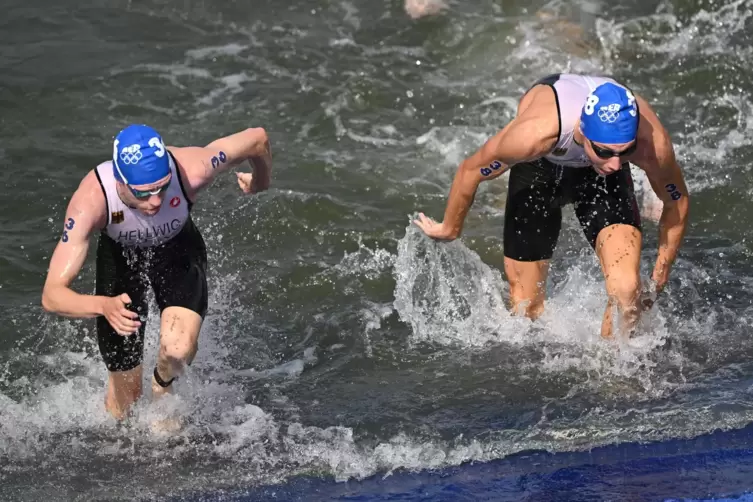 Die starke Str&ouml;mung in der Seine beeintr&auml;chtige die Triathleten. 