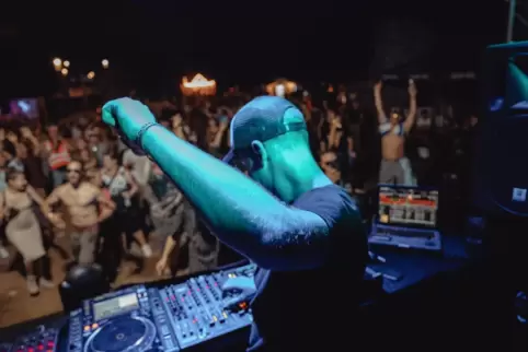 Auch der Chef lässt es sich nicht nehmen, aufzulegen: DJ Patrick Jacobi bei „Electronic Castle“ auf Burg Lichtenberg.