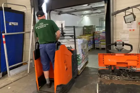 Per Gabelstapler werden die Waren in Lkw verladen, um sie in die Märkte zu bringen.
