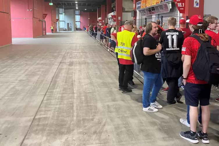 Sehr lange waren die Warteschlangen bei der Autogrammstunde des FCK, hier in der Osttrib&uuml;ne. 