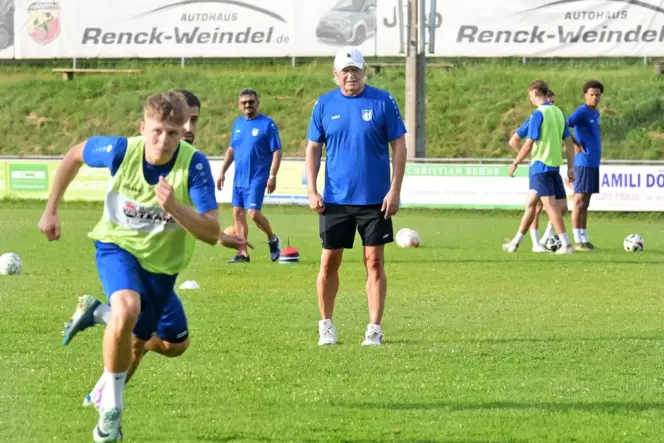 Der Mann mit der Mütze: Uwe Rapolder am Donnerstagabend im Training. Der Mann mit der Mütze: Uwe Rapolder am Donnerstagabend im Training.