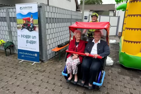 Mit Aussicht: Zwei Seniorinnen werden mit der E-Rikscha durch Mutterstadt kutschiert.