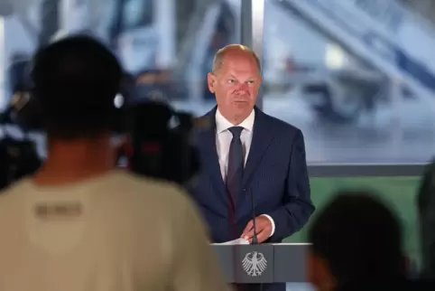 Bundeskanzler Olaf Scholz (SPD) spricht auf einer Pressekonferenz über den Gefangenenaustausch mit Russland.