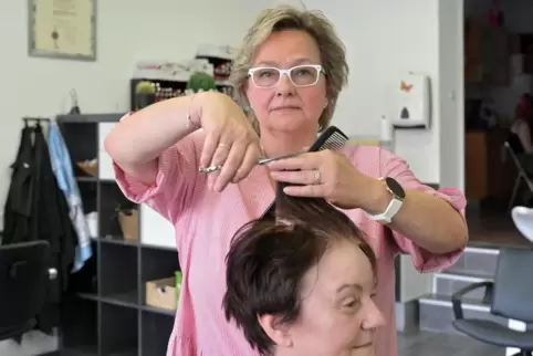 Ärgert sich, wie viele andere, über die hohen Rückzahlungsforderungen des Staats: Friseurmeisterin Ulrike Steinborn aus Waldsee.