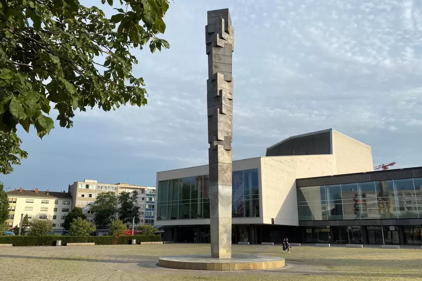 Menschenleer in der Hitze; Theaterplatz.