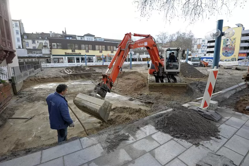 Bei der Neugestaltung wurde der Bürgerhof gepflastert, weil eine Tiefgarage darunter liegt.