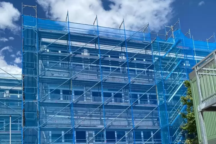 Beim Gerüstbau zum Umbau der Geschwister-Scholl-Realschule Germersheim gab es eine Verzögerung. 