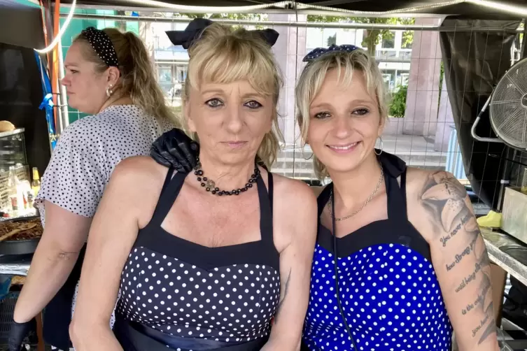 Anita Jung und Donna Vukobrat vom Rottweiler Klub sorgten f&uuml;r 50er-Jahre-Atmosph&auml;re.