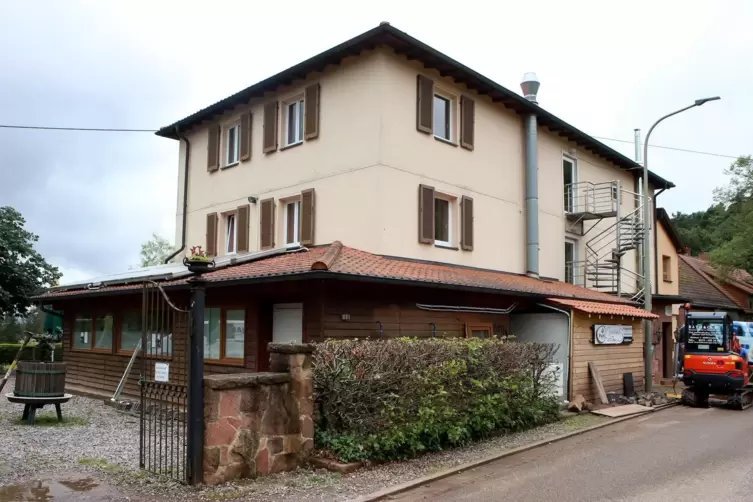 120 Sitzpl&auml;tze drinnen und 150 drau&szlig;en bietet das Cramerhaus unterhalb der Burgruine Lindelbrunn. 