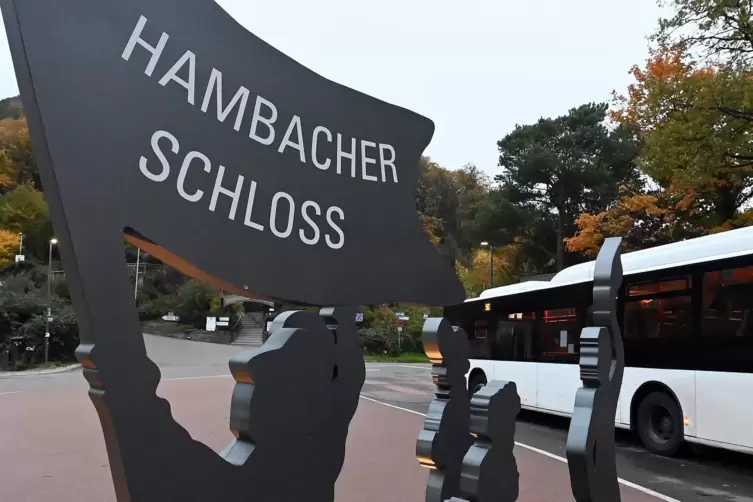 Einige Meter vom Schlossparkplatz entfernt konnte die verletzte Person gefunden werden. 