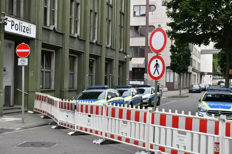 im Umkreis von 300 Meter rund um den Bombenfundort hie&szlig; es &ndash; auch f&uuml;r die Polizeidienststelle &ndash; am Sonntag f&uuml;r sechs Stunden: Sp