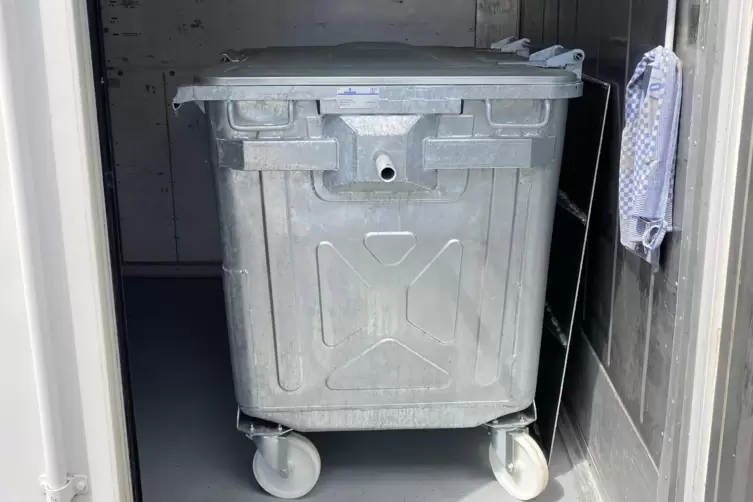Container im Container f&uuml;r Wildschwein&uuml;berreste. 