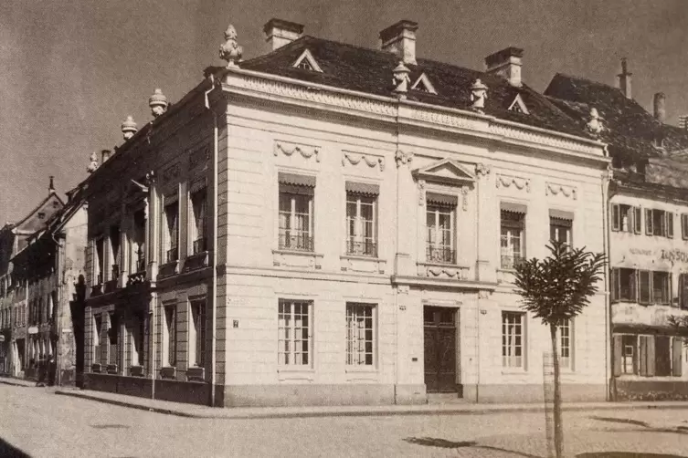 Die alte Aufnahme des Landauer Stadtarchivs zeigt das Geburtshaus Br&eacute;als, das B&ouml;ckingsche Haus am Rathausplatz. 