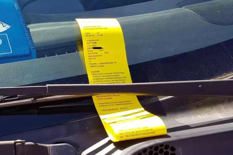F&uuml;r viele Autofahrer der Quell der Aufregung: ein von &bdquo;Park & Control&ldquo; ausgestellter Strafzettel.