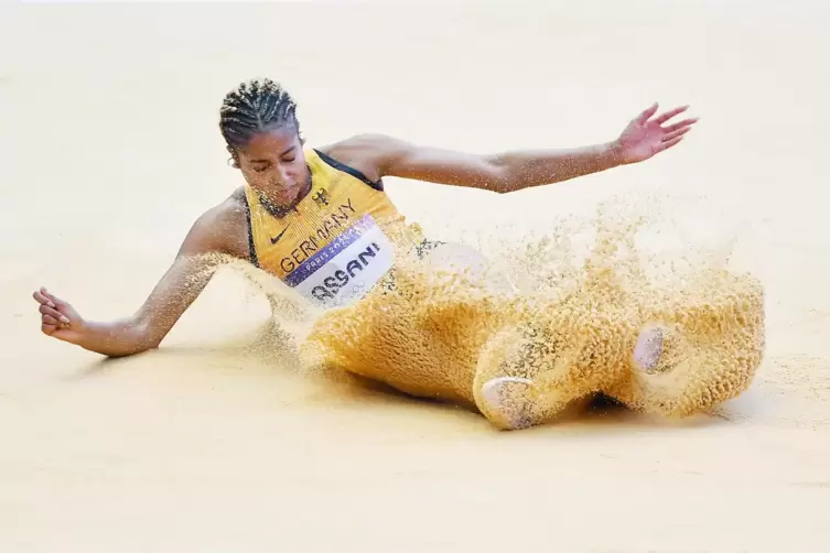 Hart gelandet: Weitspringerin Mikaelle Assani. 