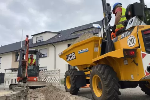 Neugierige Blicke von Anwohnern ernten derzeit Bauarbeiter, die in Bobenheim-Roxheim im Auftrag von Glasfaser plus Internetkabel